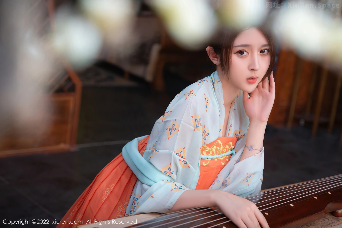 图片[2]-[XiuRen秀人网] VOL.5772 模特夏甜甜浅蓝色古装服饰配超薄原色丝袜秀美腿性感迷人写真77P-秀人网官方网站